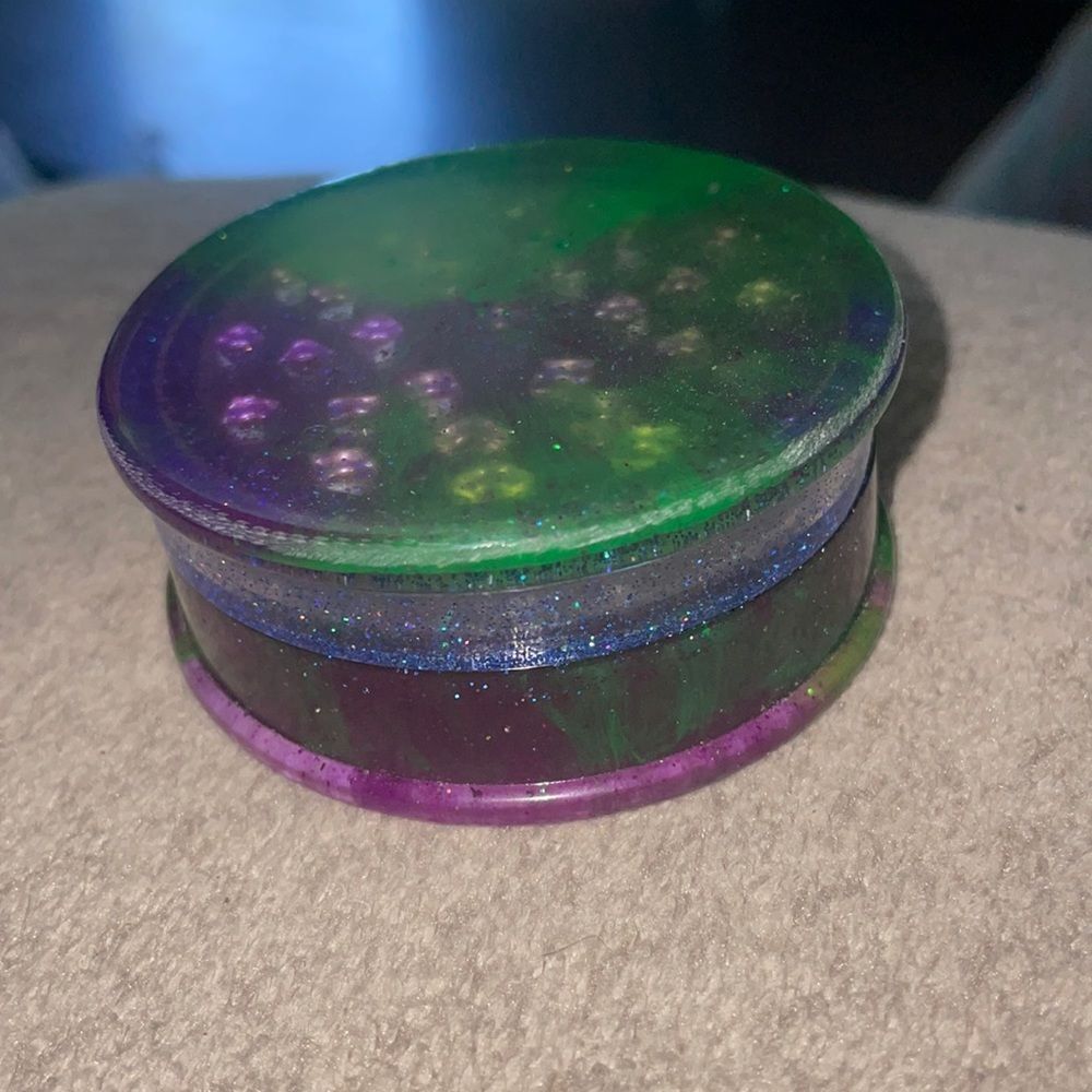 Handmade epoxy resin grinder